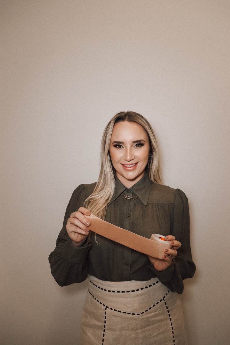 Profissional segurando o tape bege d3 de uso clínico